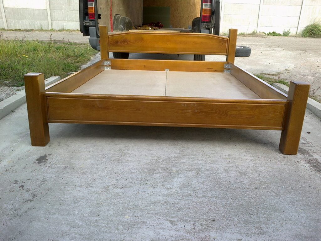 łóżko z jasnego drewna