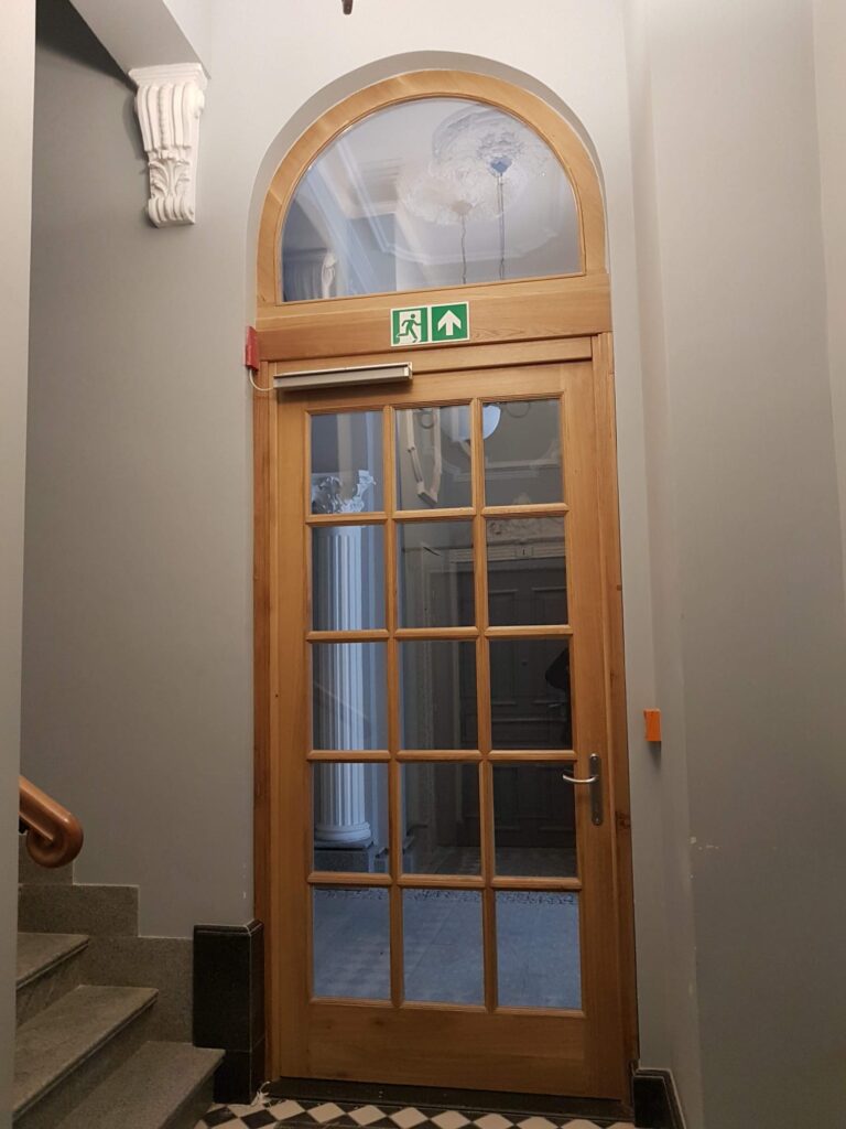 szklane duże drzwi z elementami jasnego drewna