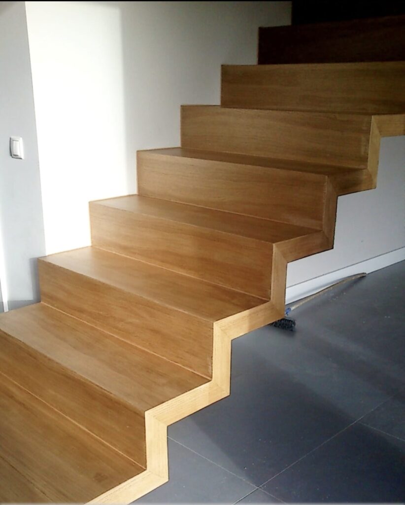jasne drewniane schody