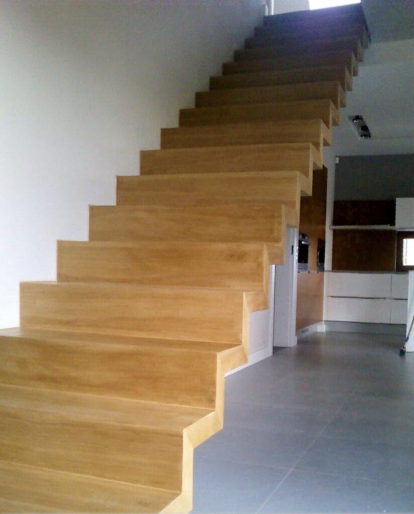 jasne drewniane schody