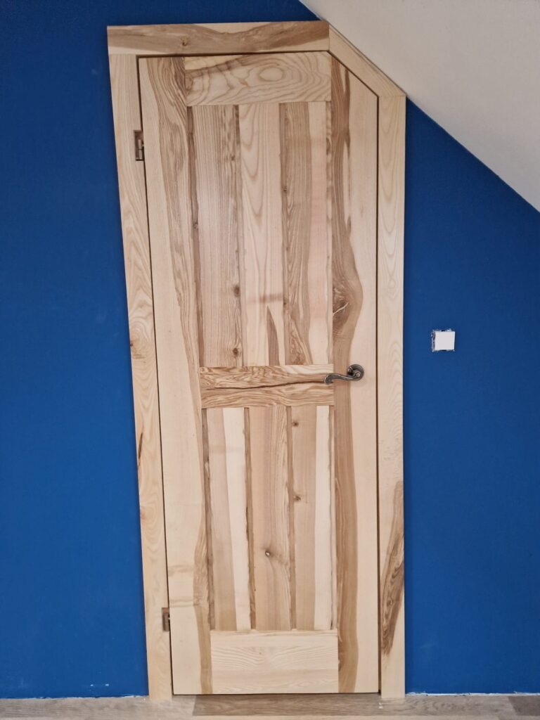 drewniane drzwi na tle niebieskiej ściany