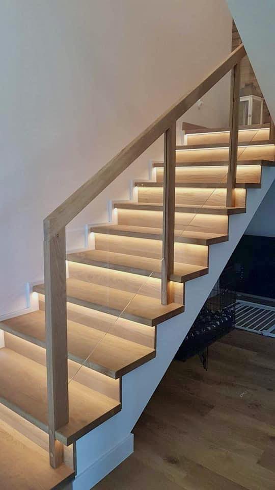 podświetlane białym światłem jasne drewniane schody
