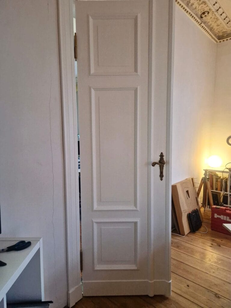 Białe wysokie drzwi w stylu klasycznym