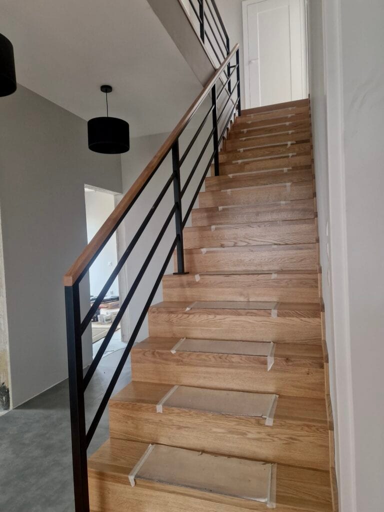 Drewniane schody z nowoczesną balustradą