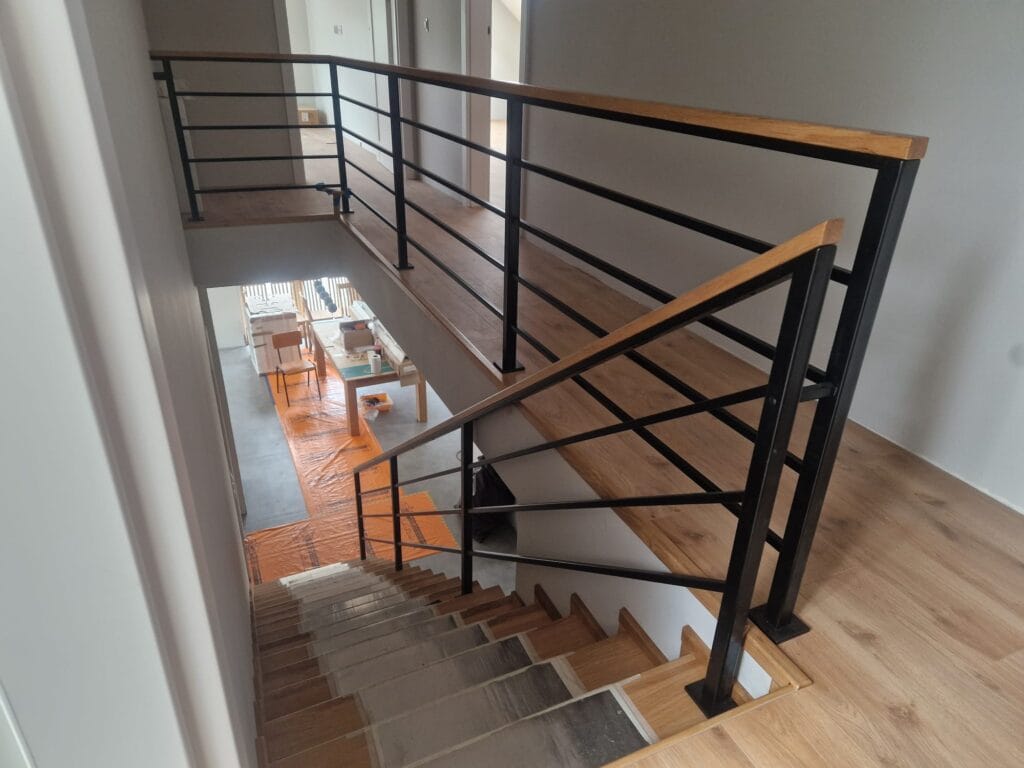 Schody z metalową czarną balustradą